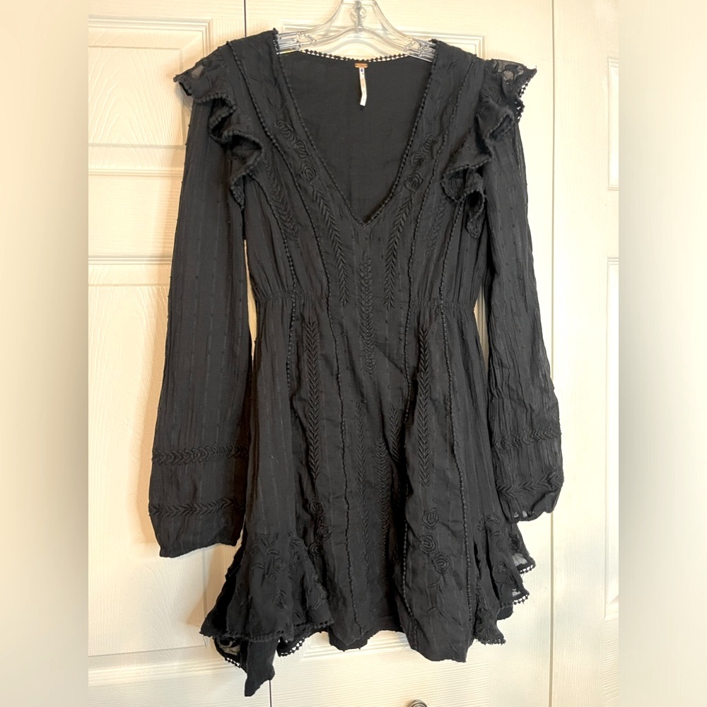 Black flowy Free People long sleeved mini dress size 6